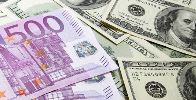 Доллар не прекращает рост. Фото с сайта ria.ru