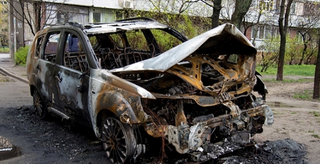 По какой причине авто выгорело дотла, пока неясно. Фото Юрия Муханова