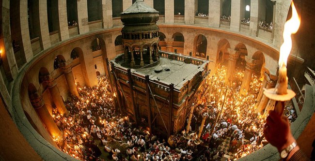Верующие в эту ночь ждут Благодатного огня. Фото с сайта globalorthodoxy.com