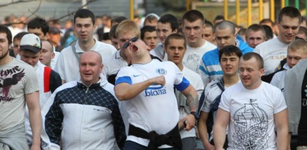 Фанаты "Днепра" прошли маршем в Харькове. Фото с сайта sport.img.com.ua