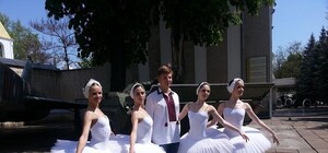 В Одессе балерины на фоне военной техники станцевали для Путина 