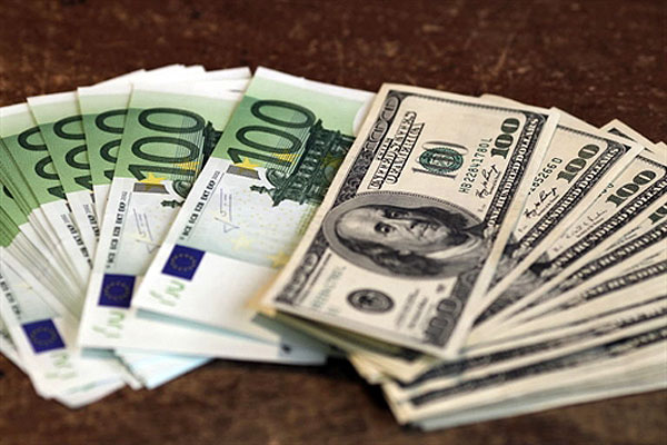 Доллар и евро не падают. Фото с сайта novanews.com.ua