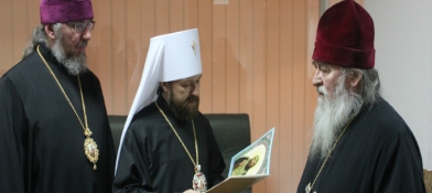 Церковная награда была вручена юбиляру прямо в аэропорту Днепропетровска. Фото с сайта mospat.ru