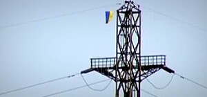 В Днепропетровске повесили флаг Украины на самой высокой электроопоре города