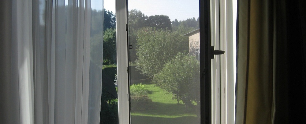 Открывать окно - опасно. Фото с сайта 4etag.kiev.ua