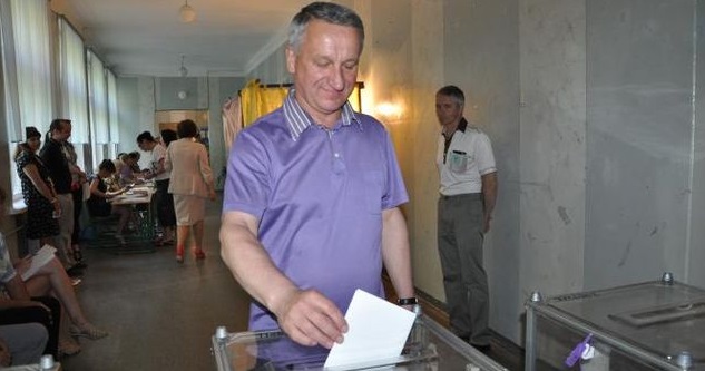 Иван Куличенко проголосовал одним из первых. Фото 34 канала