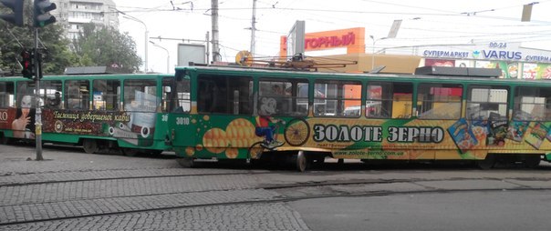 Трамвай сошел с рельс. Фото Владислав Бондарь