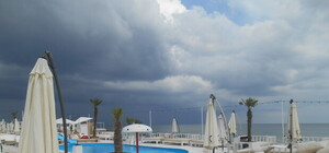 Цены на самом популярном пляже Одессы: сколько стоит шезлонг, кровать на троих и шатер