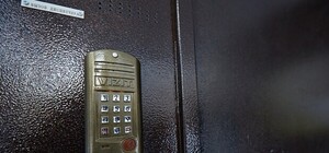 Злоумышленники сломали около 500 домофонов