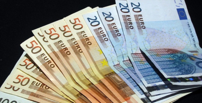 Курс доллара и евро снова незначительно повысился. Фото с сайта yugopolis.ru