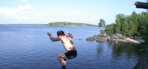 После прыжка со скалы мужчина находится в коме