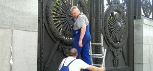 Фотофакт: с ворот Кабмина сняли советскую символику