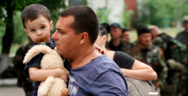 Беженцам из Донбасса необходима помощь. Фото с сайта pomogaem.com.ua