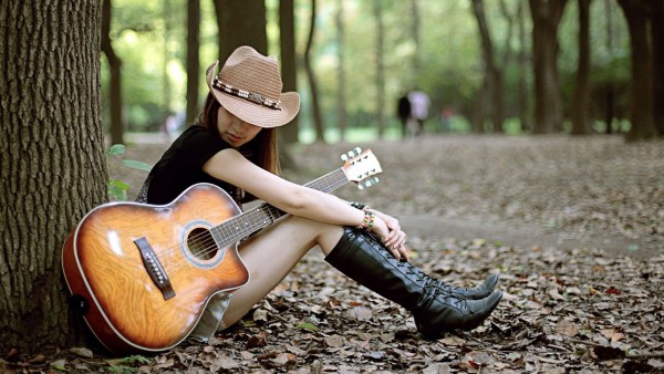 Отобрал у девушки гитару. Фото с сайта stoloboi.ru