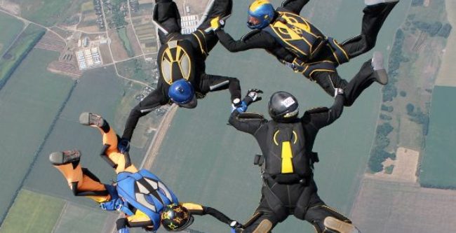 Всего в командах будет по 4 человека. Фото с сайта parachutist.com.ua