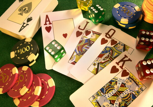 Покерный стол и игральные автоматы...