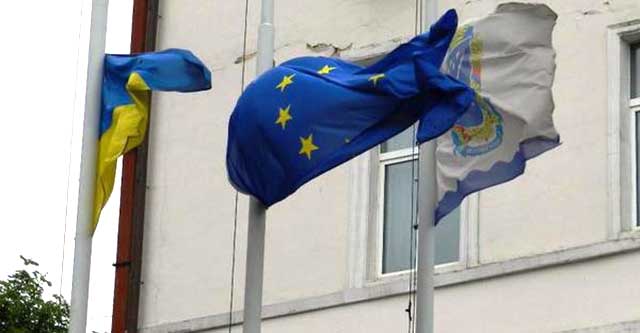 Над горсоветом подняли флаг Евросоюза. Фото сайта gorod.dp.ua