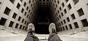 Женщина выбросилась из окна здания скорой помощи