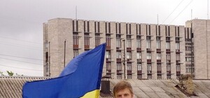 Одесский депутат развесил в захваченном террористами Донецке украинские флаги