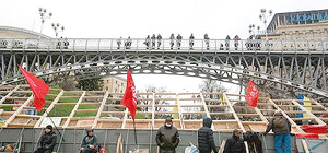 Коммунальщики разбирают еще одну баррикаду на Майдане