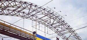 Экстремалы украсили мосты и дома Одессы баннерами в поддержку единства Украины