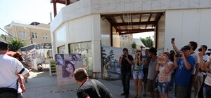 В Одессе майдановцы показали, как будут закидывать Лорак, Повалий и Потапа с Настей гнилыми овощами