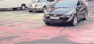 В Днепропетровске дорогу на Карла Маркса облили краской