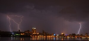 В Днепропетровске двое взрослых и ребенок пострадали от удара молнии