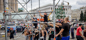 На Майдане разобрали сцену, разбили пианино и избили журналистов