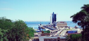 В Одессе торжественно подняли флаги Украины, а Потемкинскую накрыли 23-метровым полотном