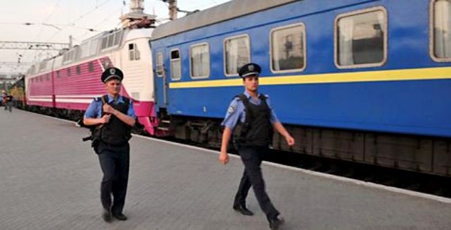 Милиционеры проверяют поезда и вещи пассажиров. Фото пресс-служба МВД