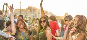 На Фестивальном причале прошел праздник красок Holiwood