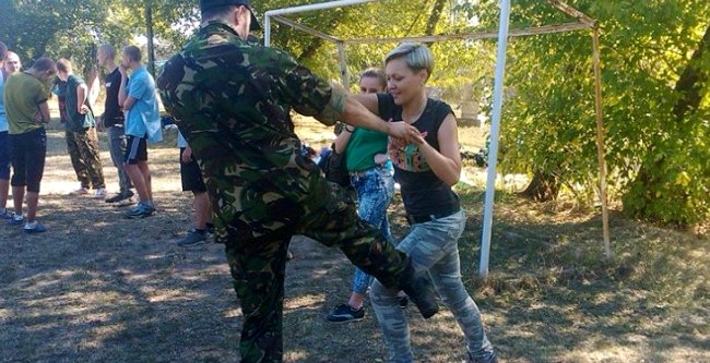 Добровольцы из Днепропетровска проходят курс молодого бойца. Фото Правый сектор Дніпро