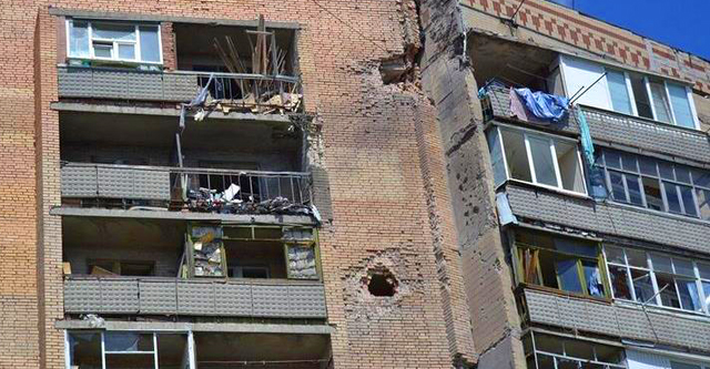 Кирпичный дом после попадания снаряда. Фото сайта lenta-ua.net
