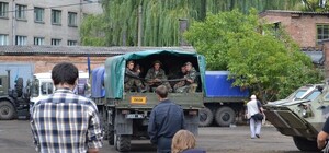 С часовней и четвероногими: как живут украинские военные на базе в Славянске