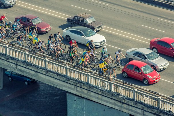 Велосипедисты промчались по городу. Фото Глеба Добарина