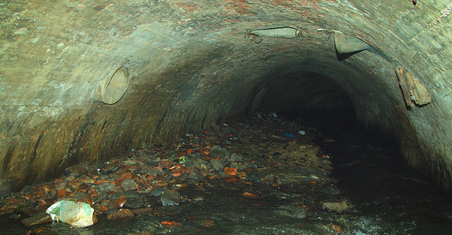 Подземная река в Днепропетровске. Фото Дениса Моторина