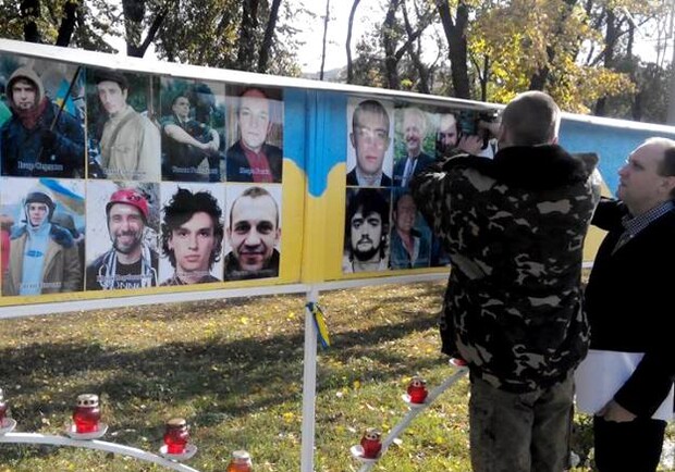 Стенд на Аллее Героев обновили. Фото Штаба Майдана