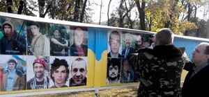 Возле облгосадминистрации обновили Аллею Героев