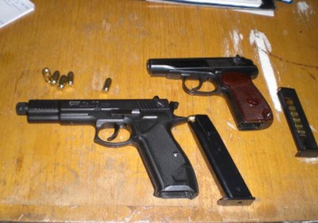 Два пистолета нашли у одного из пассажиров. Фото ГУ ГАИ в Днепропетровской области