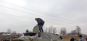 Заезды по грязи: в Песочине устроили гонки на БТР и иномарках