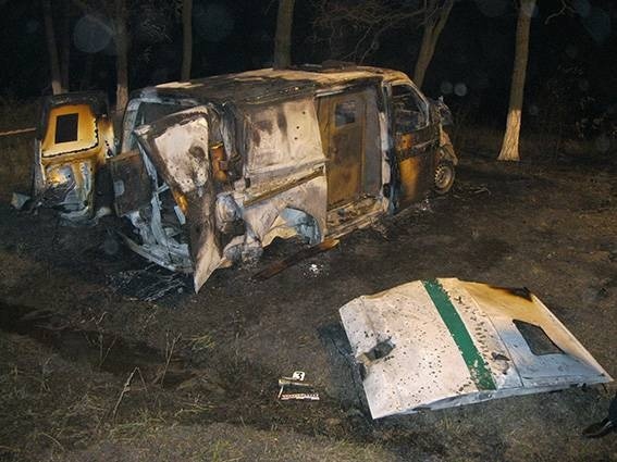 Сгоревший автомобиль нашли в 500 метрах от знака Днепропетровска область. Фото: пресс-служба областной милиции