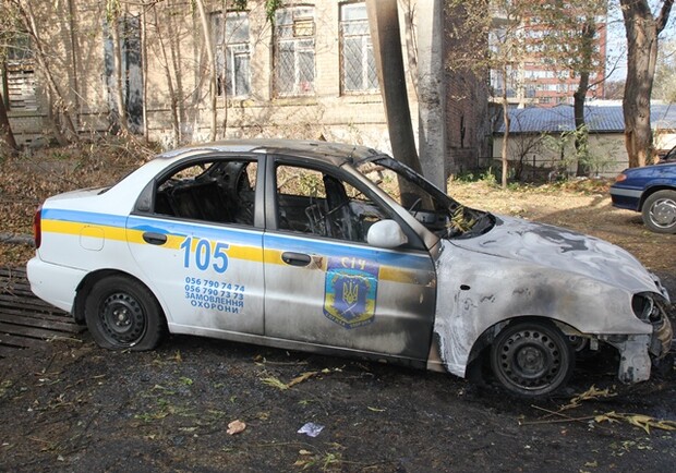 У машины полностью выгорел салон и передняя часть. Фото: Юлия ГАВРИЛОВА