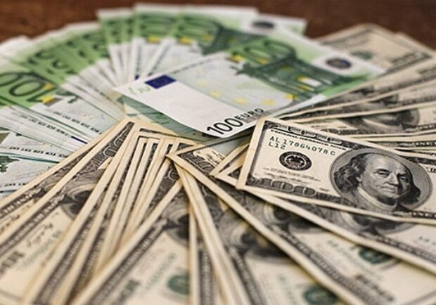 Доллары и евро постепенно дешевеют. Фото с сайта odnako.su
