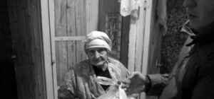 В Донецке продуктовые наборы и аптечки доставляют пенсионерам на дом