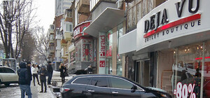 На Кирова Mazda въехала в витрину магазина