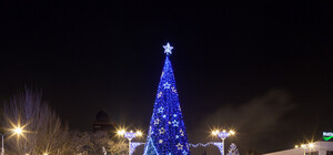 Свято наближається: в Донецке на площади Ленина ведется монтаж Новогодней елки