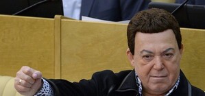 Большая распродажа в Госдуме: Кобзон торговал футболками 