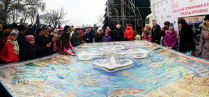 Гуляния в Одессе: в центре испекли огромный пряник и открыли Рождественский вертеп