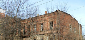 В историческом центре Днепропетровска рушится старый дом